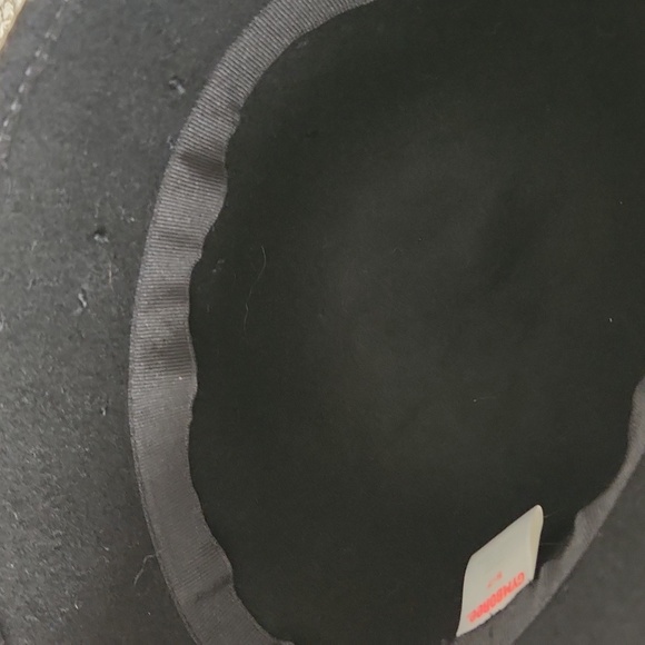 2 girls Gymboree Winter hats - Picture 3 of 8